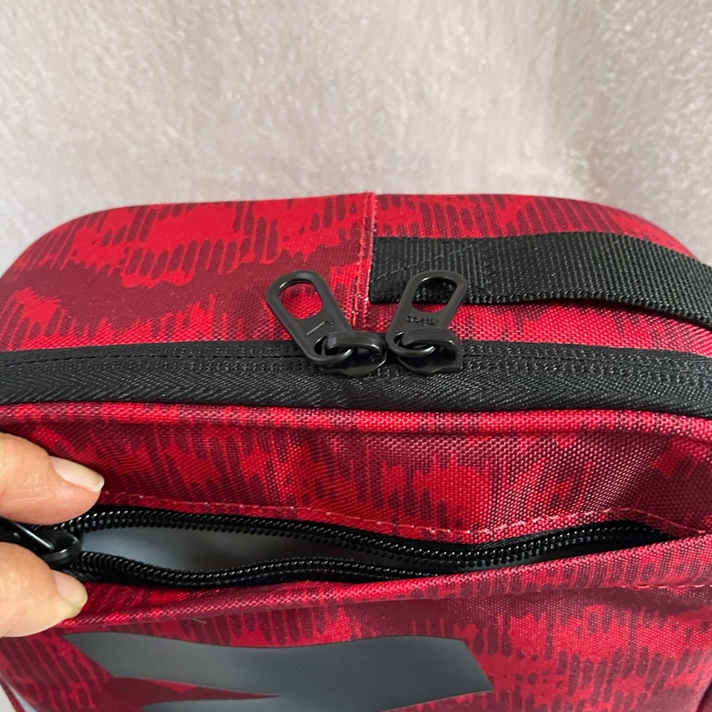 Nike Hard Shell w Fabric Lunch Box, 2 Pockets Rubber handle w Clip Insulated Red - Picture 4 of 8